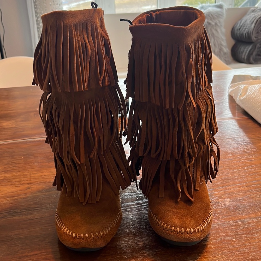 Super cute fringe suede boots 💖